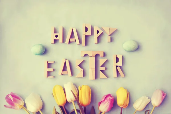 Vista Superior Coloridos Huevos Pascua Tulipanes Con Letras Madera Feliz —  Fotos de Stock