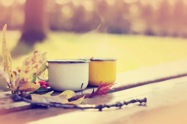 秋の側近と木製のテーブルに つのホット コーヒー カップのクローズ アップ ビュー — ストック写真