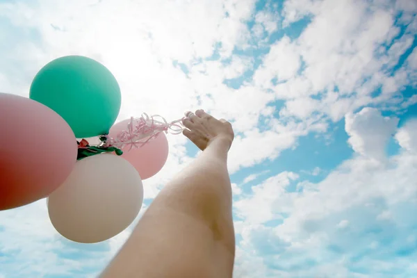 Γυναικείο Χέρι Κρατώντας Πολύχρωμα Μεγάλα Μπαλόνια Στο Φόντο Του Ουρανού — Φωτογραφία Αρχείου