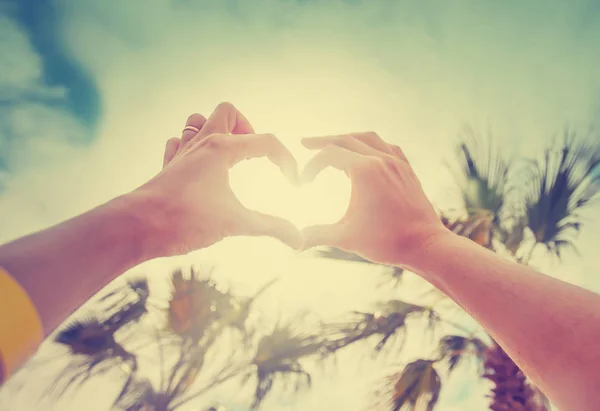 Руки Форме Сердца Обрамляющие Закат Солнца Пляже — стоковое фото