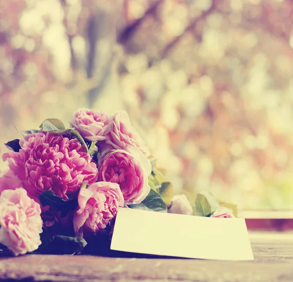 Nahaufnahme Von Schönen Blumenstrauß Mit Grußkarte — Stockfoto