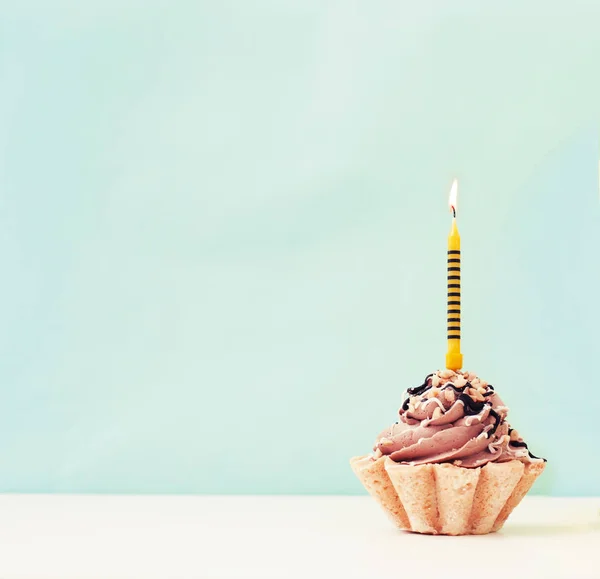 Heerlijke Verjaardag Cupcake Met Kaars Tafel — Stockfoto