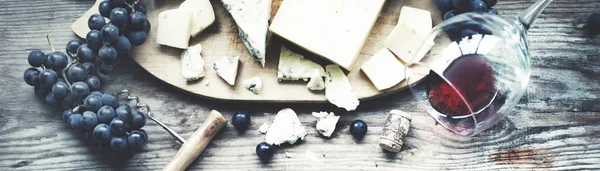 Schmackhafte Komposition Aus Trauben Käse Und Wein Vor Holzhintergrund — Stockfoto