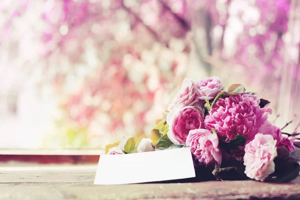 Vue Rapprochée Beau Bouquet Fleurs Avec Carte Vœux — Photo