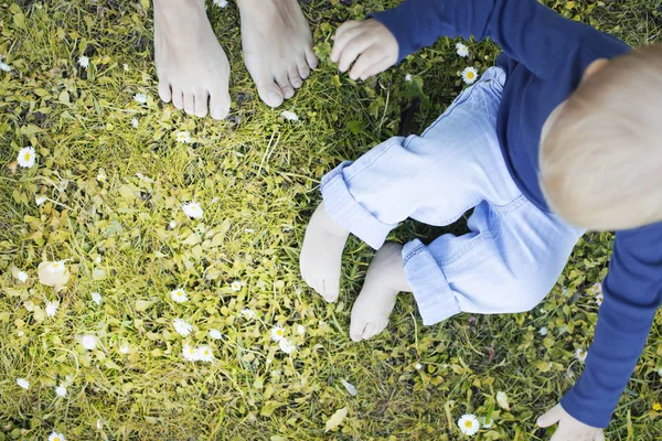 Imagen Recortada Madre Hijo Disfrutando Naturaleza Mientras Está Sentado Hierba —  Fotos de Stock