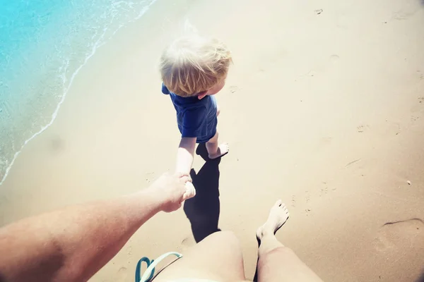 Gelukkig Kind Hand Hand Met Moeder Zomer Zandstrand Strand — Stockfoto