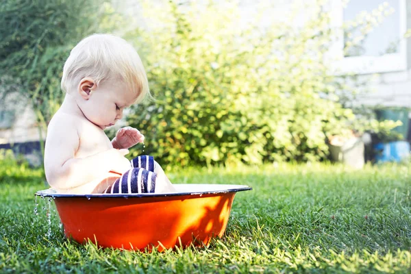 Feliz Niño Jugando Cuenca Prado Verano Hierba Jardín —  Fotos de Stock