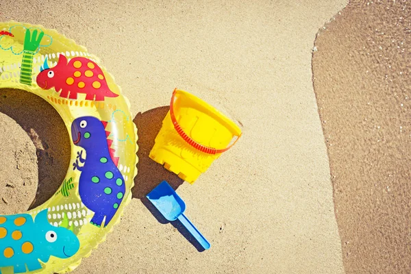 Brinquedos Coloridos Para Crianças Sandboxes Contra Fundo Areia Praia — Fotografia de Stock