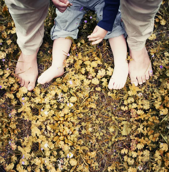 Imagem Cortada Mãe Filho Desfrutando Natureza Enquanto Sentado Grama — Fotografia de Stock