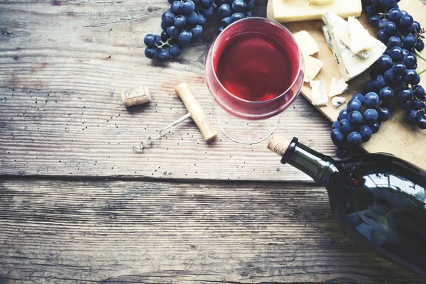 在木制背景下的葡萄 奶酪和葡萄酒的美味成分 — 图库照片