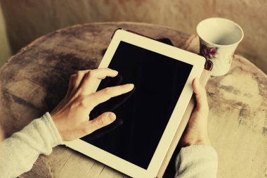 Dijital tablet masada holding erkek eller