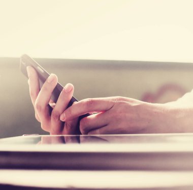 smartphone masada holding erkek eller yan görünüm