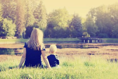 Dikiz anne ve oğlu oturan ve gölde arıyorsunuz