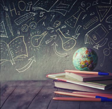 Küre ve ahşap masa defterleri closeup görünümü