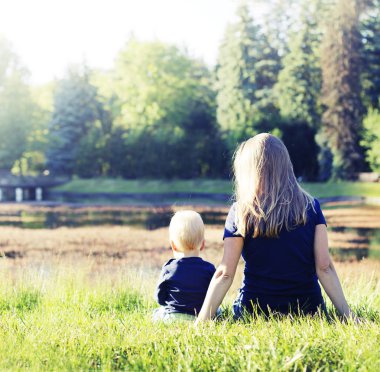 Dikiz anne ve oğlu oturan ve gölde arıyorsunuz