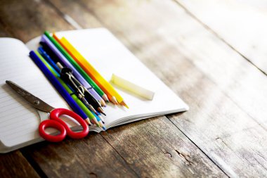 ahşap masa portre görünümü farklı okul malzemeleri