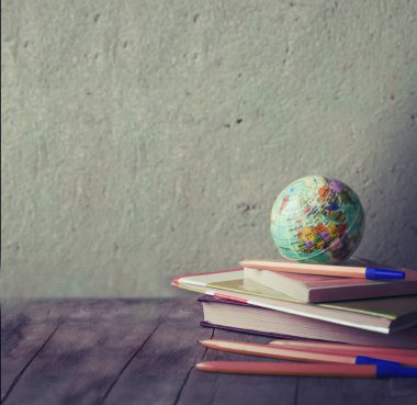 Küre ve ahşap masa defterleri closeup görünümü