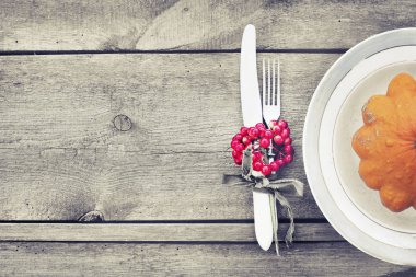 Şükran günü sofra ahşap arka plan üzerinde