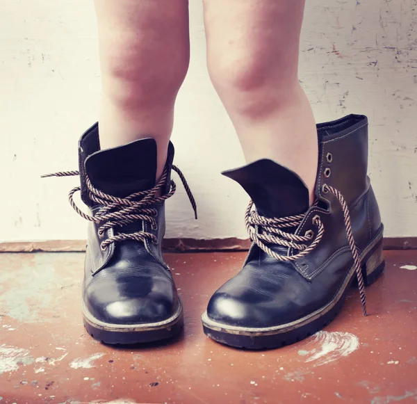 Imagen Recortada Niño Pequeño Usando Zapatos Madres — Foto de Stock