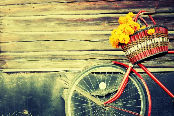Flores Campo Amarelo Cesta Vime Bicicleta Retro Vermelha — Fotografia de Stock