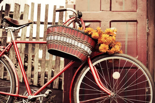 빈티지 자전거에 매달려 민들레와 바구니의 — 스톡 사진