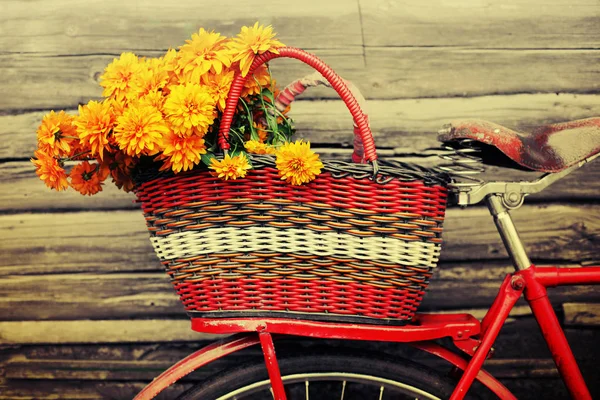 Крупним Планом Кошик Кульбабами Висять Старовинному Велосипеді — стокове фото