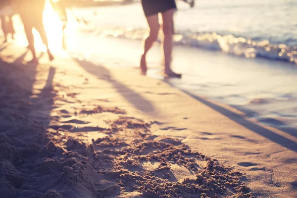 Beach Scenery Sunset People Walking Sand Blurred — Stock Photo, Image