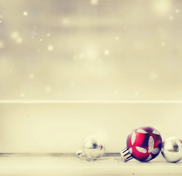 窓枠にビンテージ スタイルのカラフルなクリスマスの装飾のクローズ アップ ビュー — ストック写真