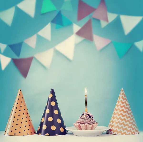 Tarta Cumpleaños Con Velas Sombreros Cono Color Vintage Espacio Para — Foto de Stock