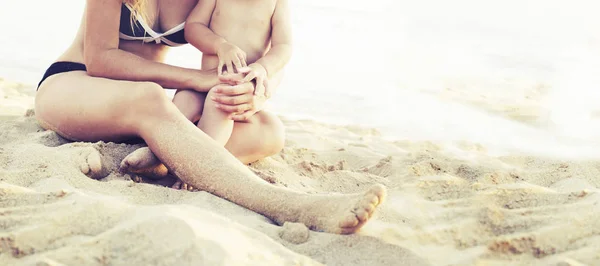 Abgeschnittenes Bild Von Mutter Und Sohn Die Sich Strand Entspannen — Stockfoto