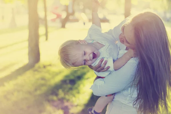 Menino Feliz Brincando Com Mãe Parque Ensolarado — Fotografia de Stock