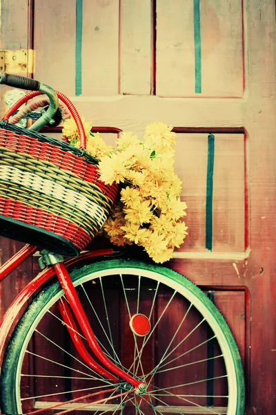 Bunga Kuning Keranjang Wicker Pada Sepeda Retro Merah — Stok Foto