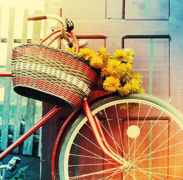 Gelbe Feldblumen Weidenkorb Auf Rotem Retro Fahrrad — Stockfoto