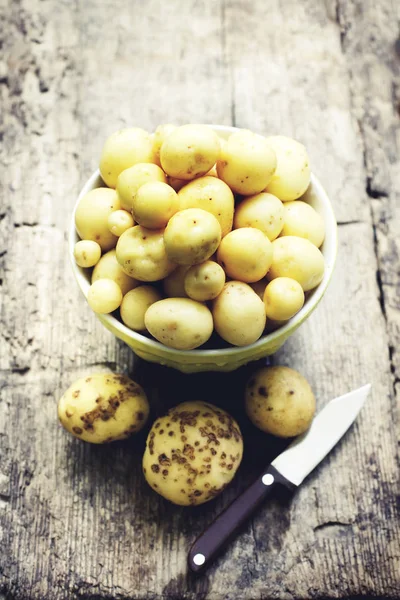 Bowl Peeled Potato Knife Wooden Background — Stock Photo, Image