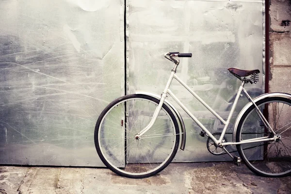 Vintage Rowerów Stojący Szary Ścianę — Zdjęcie stockowe