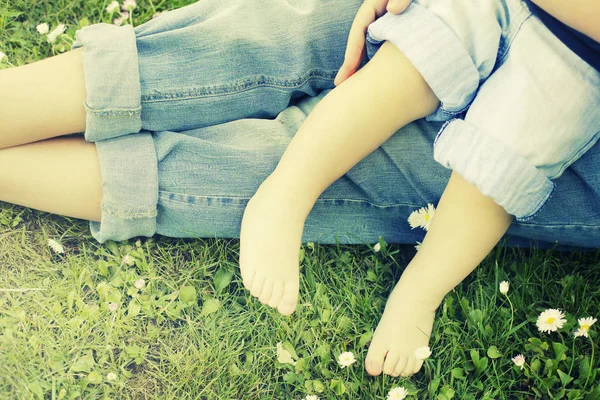 Moeder Zoon Benen Groen Gras — Stockfoto