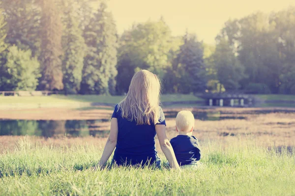 Matka Dovolené Zelené Trávě Synem Batole Sunny Park — Stock fotografie