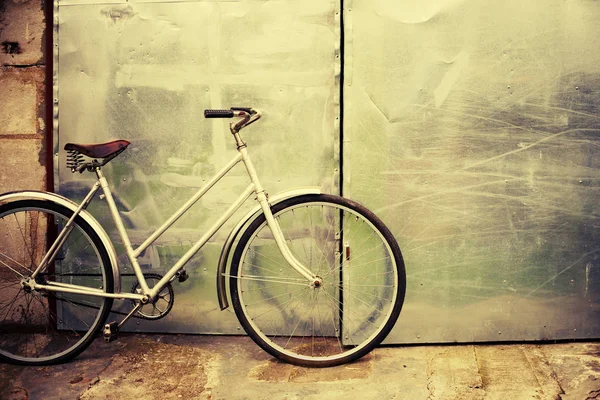 Vintage Bicycle Standing Grey Wall — стоковое фото