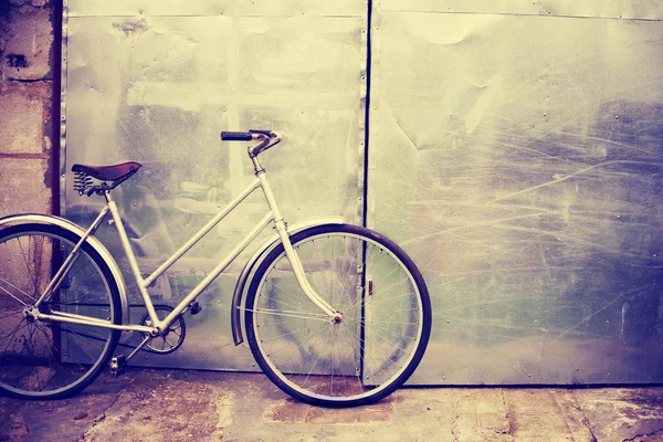 Bicicletta Vintage Piedi Contro Muro Grigio — Foto Stock