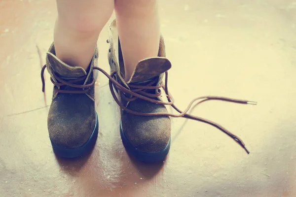 Imagen Recortada Niño Pequeño Usando Zapatos Madres — Foto de Stock