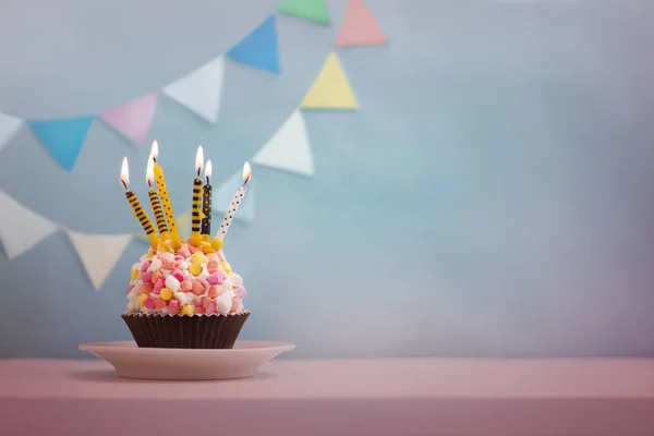 Tarta Cumpleaños Con Velas Estilo Vintage Espacio Para Copiar — Foto de Stock