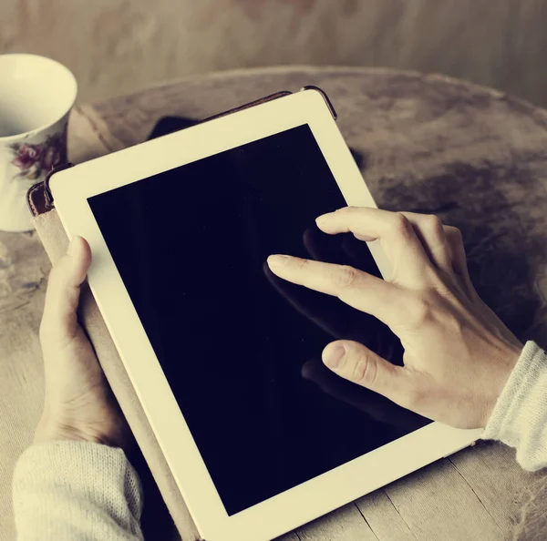 Dijital Tablet Masada Holding Erkek Eller — Stok fotoğraf