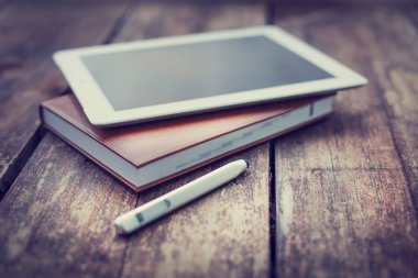 closeup görünümünü dijital tablet ve ahşap masanın üzerinde yatan dizüstü bilgisayarlar
