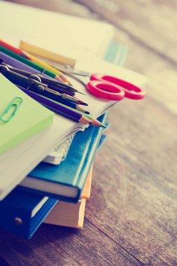 çeşitli çizim öğeleri rustik ahşap arka plan üzerinde renkli