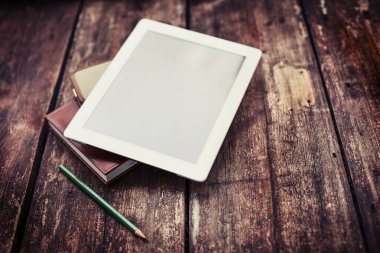 closeup görünümünü dijital tablet ve ahşap masanın üzerinde yatan dizüstü bilgisayarlar