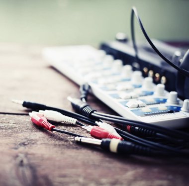 Ahşap arka plan üzerinde ses tunerli büyük kulaklıklar