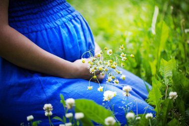 chamomiles el oturma alanı olan hamile kadın