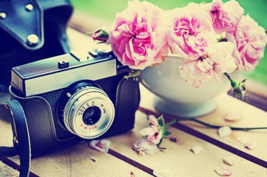 ahşap yüzey üzerinde çiçekli vintage fotoğraf makinesinin closeup görünümü