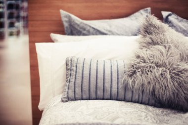 Ahşap yatak yastık gri ve beyaz renklerde ile portre