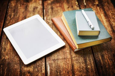 closeup görünümünü dijital tablet ve ahşap masanın üzerinde yatan dizüstü bilgisayarlar